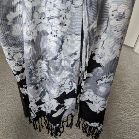 Apt 9 Black & White Fringe Scarf - Picture 2 of 5